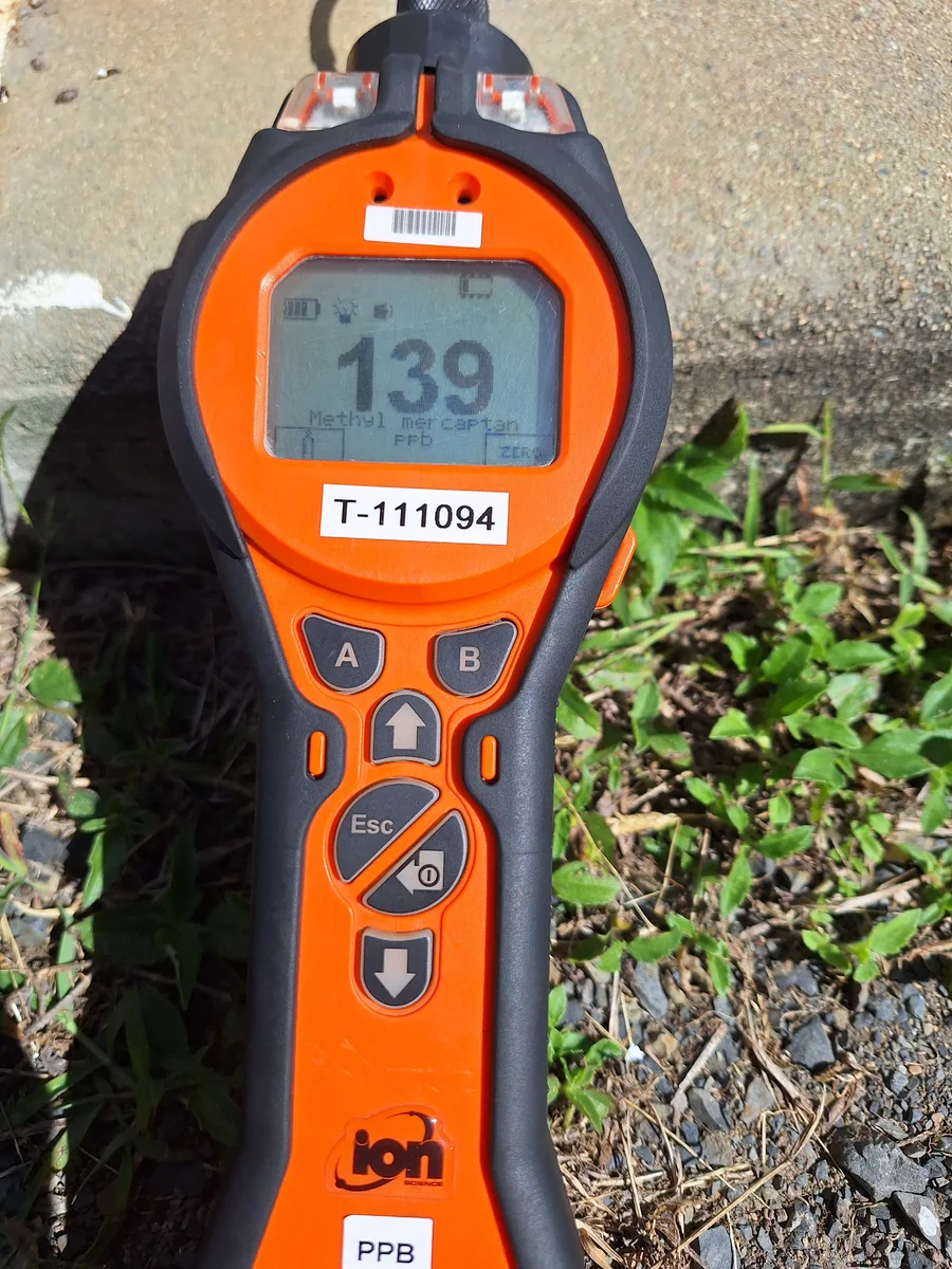 Portable detector displaying a methyl mercaptan reading of 139 ppb during field monitoring